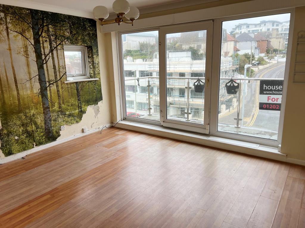 Lot: 24 - THREE-BEDROOM FLAT FOR IMPROVEMENT CLOSE TO THE SEA - Living room with view to balcony